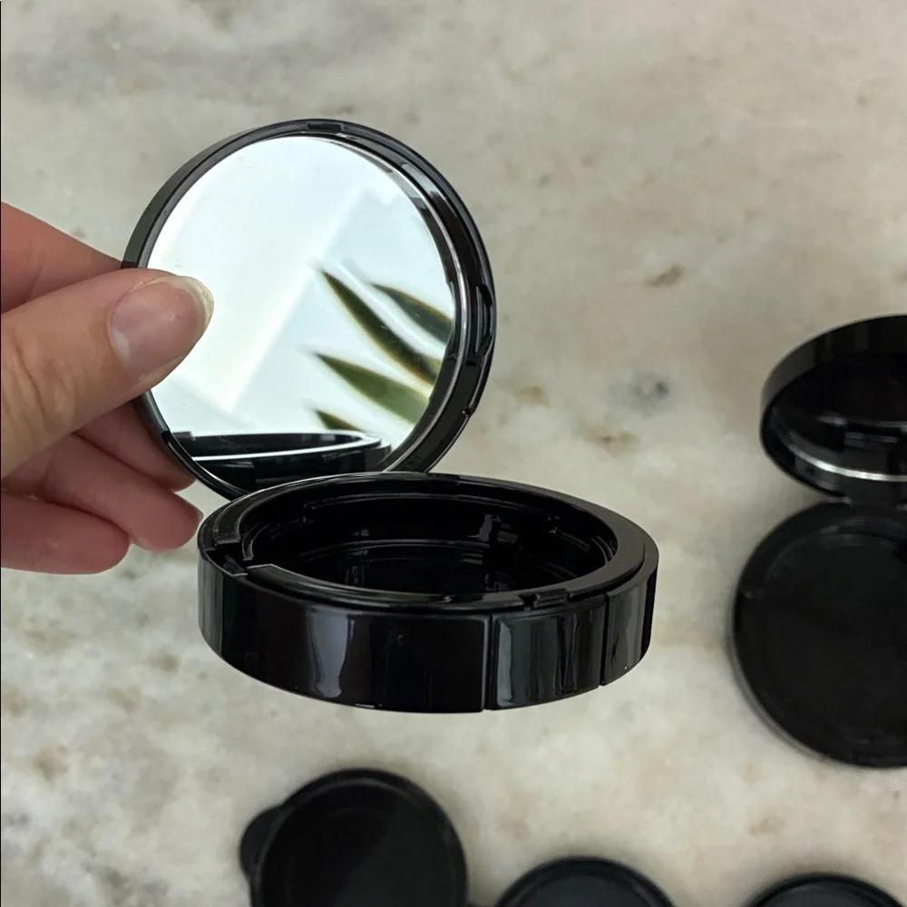 2 empty Chanel refillable compacts - Picture 7 of 16